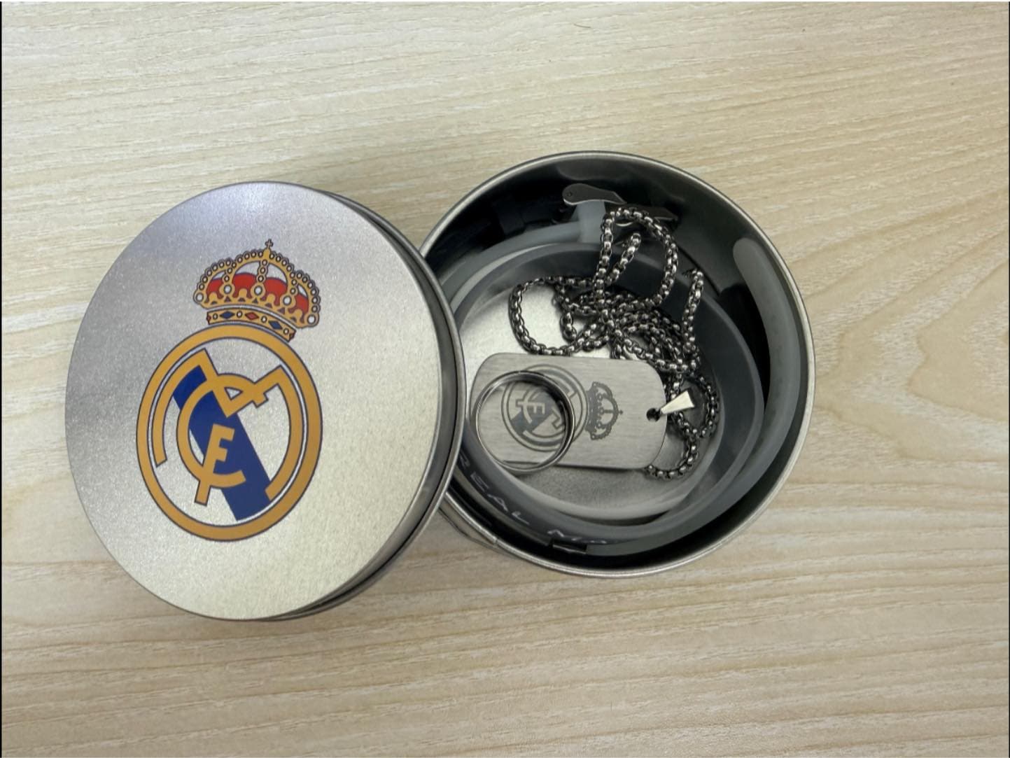 RM Ring Chain Wristband Box